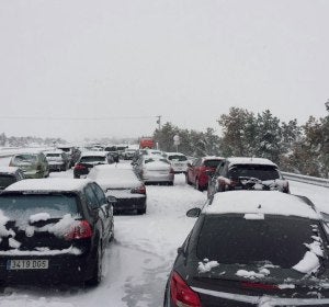 Coches atrapados en la AP-6 por la nieve Coches atrapados en la AP-6 por la nieve