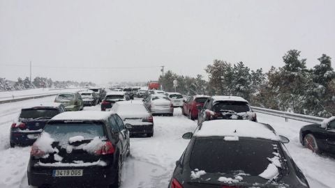 Coches atrapados en la AP-6 por la nieve