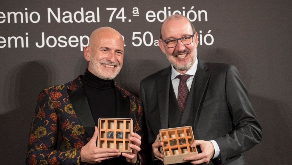 Alejandro Palomas (izquierda) posa con su premio Nadal junto a Antoni Bassas, ganador del Premio Josep Pla