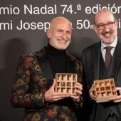 Alejandro Palomas (izquierda) posa con su premio Nadal junto a Antoni Bassas, ganador del Premio Josep Pla