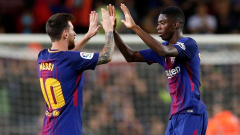 Leo Messi y Dembel&eacute; chocan las manos