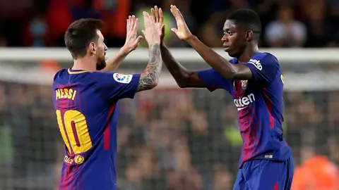 Leo Messi y Dembelé chocan las manos Leo Messi y Dembelé chocan las manos