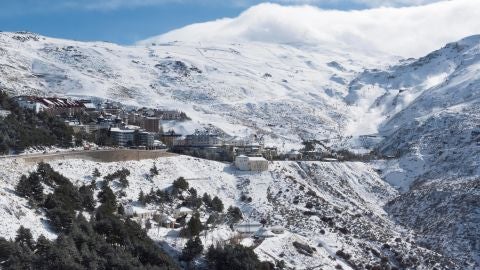 Aspecto que presenta la granadina estaci&oacute;n de deportes invernales de Sierra Nevada