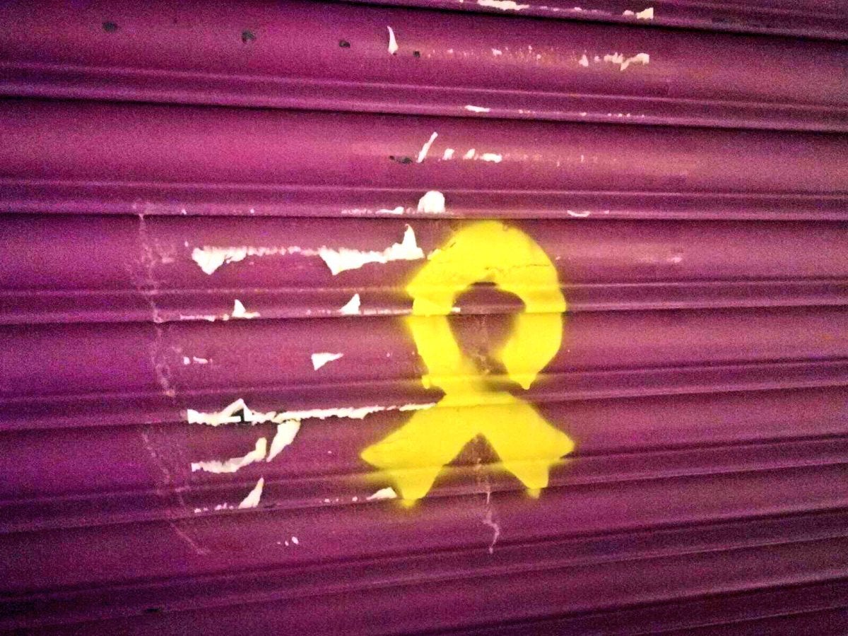 Rivera denunciará ante la Policía una nueva pintada, un lazo amarillo, en el comercio de su madre Rivera denunciará ante la Policía una nueva pintada, un lazo amarillo, en el comercio de su madre