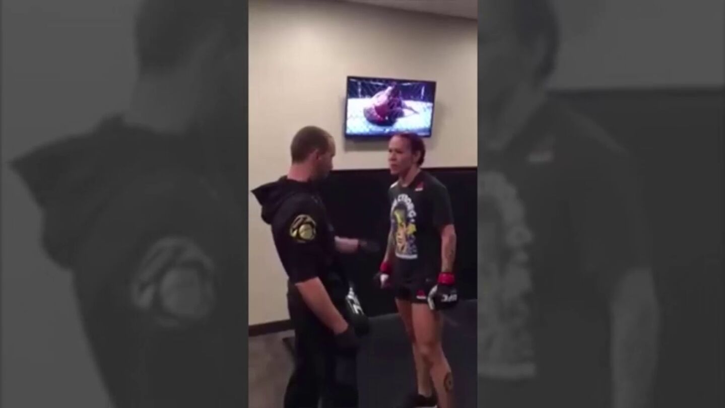 Un entrenador abofetea a su luchadora, una estrella de la UFC