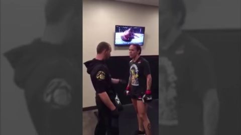 Un entrenador abofetea a su luchadora, una estrella de la UFC