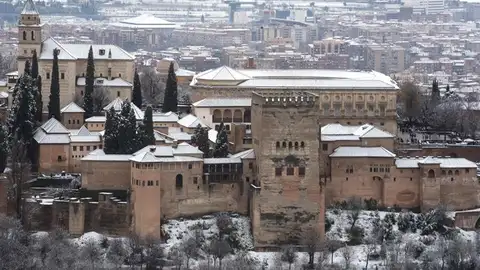 Vista general de la Alhambra de Granada nevada Vista general de la Alhambra de Granada nevada