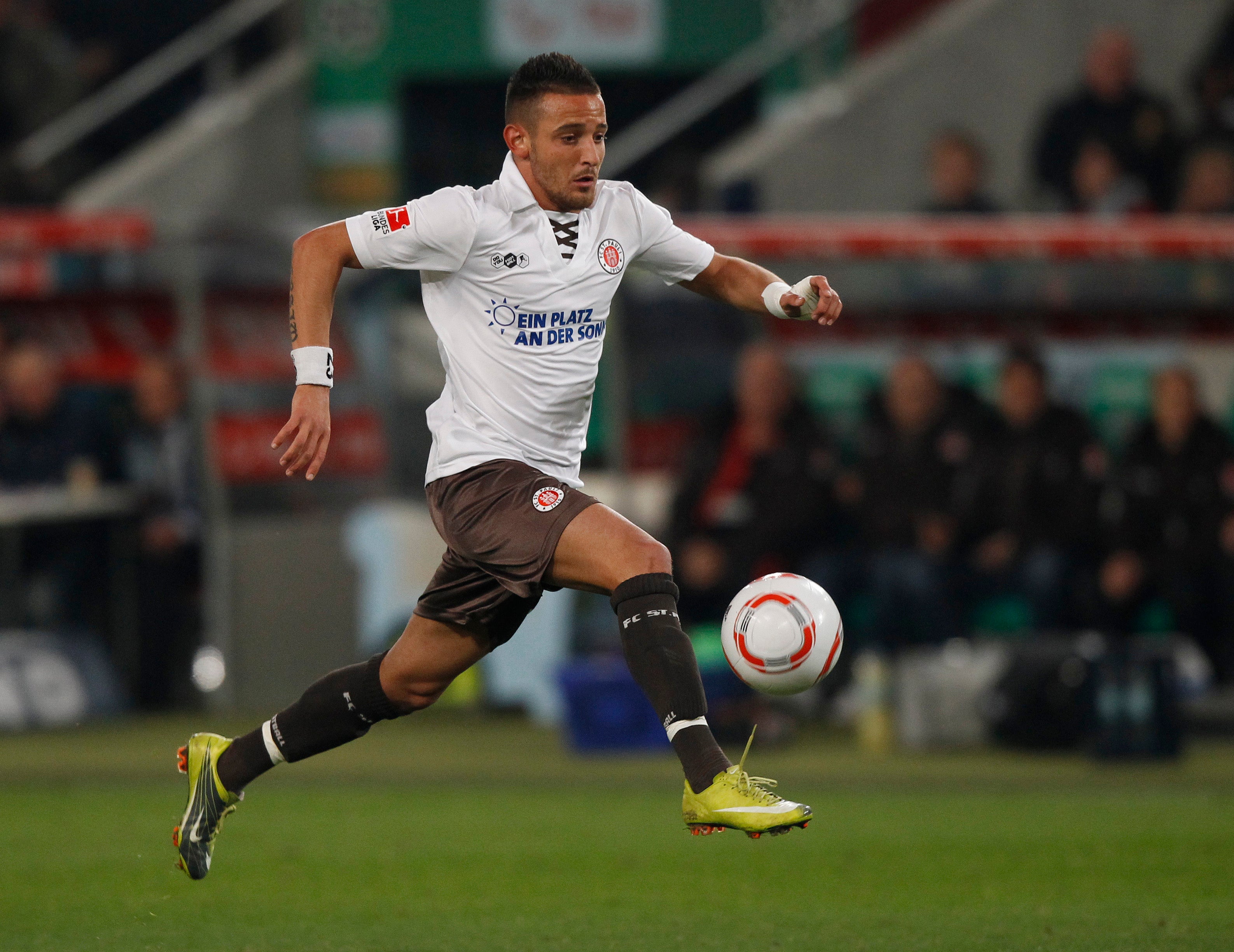 Disparan en Alemania a un futbolista germano-turco crítico con Erdogan Disparan en Alemania a un futbolista germano-turco crítico con Erdogan