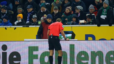 Utilizaci&oacute;n del VAR durante un encuentro