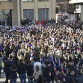 Milers de ciutadans es concentren en la plaça Major en contra de la violència de gènere. 