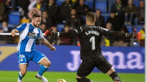 Florin Andone ante el portero del Villarreal