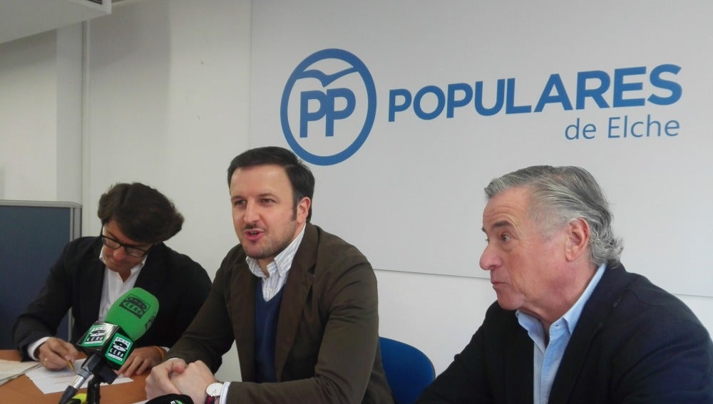 Pablo Ruz -en el centro- junto a los diputados autonómicos Juan de Dios Navarro -al fondo- y José Salas -en primer plano-.
