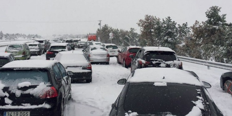 La nieve obliga a cortar 16 tramos de vías secundarias y usar cadenas en doce La nieve obliga a cortar 16 tramos de vías secundarias y usar cadenas en doce