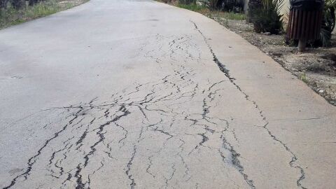 Grietas en pavimento de la calle Beniard&aacute; de Elche