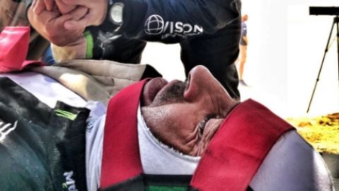 Nani Roma, atendido tras sufrir su accidente