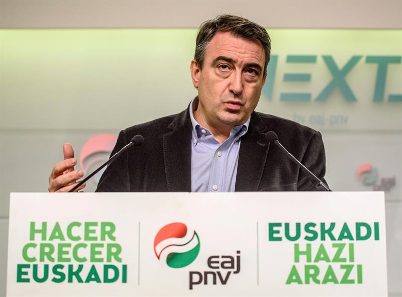 El PNV cree que Rajoy debe "levantar cuanto antes el 155" y los políticos catalanes "leer los tiempos inteligentemente" El PNV cree que Rajoy debe "levantar cuanto antes el 155" y los políticos catalanes "leer los tiempos inteligentemente"