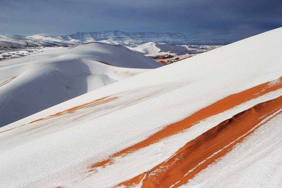 La impresionante imagen del Sáhara teñido de blanco tras una intensa nevada La impresionante imagen del Sáhara teñido de blanco tras una intensa nevada