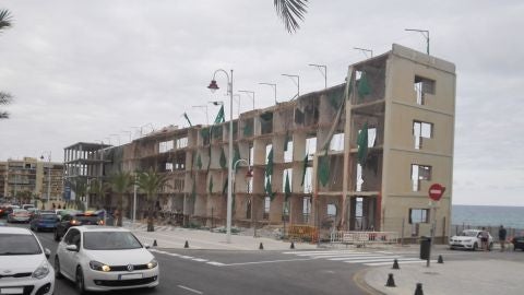 Estado de la estructura del viejo hotel de Arenales del Sol de Elche en el verano de 2017.