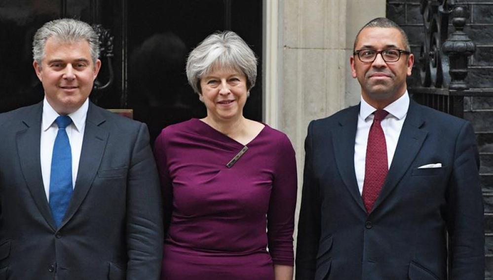 La primera ministra británica, Theresa May, posa junto a los recién elegidos presidente del Partido Conservador, Brandon Lewis, y vicepresidente del partido, James Cleverly.