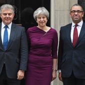 La primera ministra británica, Theresa May, posa junto a los recién elegidos presidente del Partido Conservador, Brandon Lewis, y vicepresidente del partido, James Cleverly.