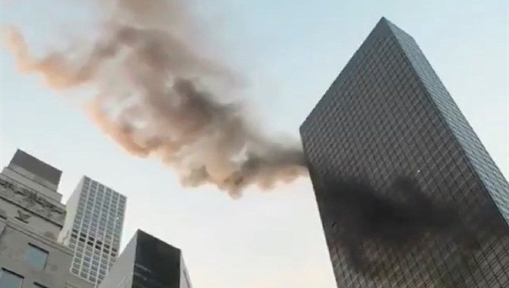 Arden las plantas superiores de la Torre Trump de Nueva York