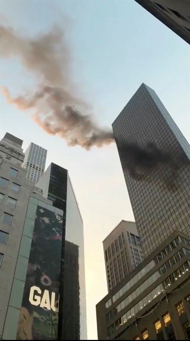 Al menos dos heridos en un incendio en la azotea de la Torre Trump en Nueva York Al menos dos heridos en un incendio en la azotea de la Torre Trump en Nueva York