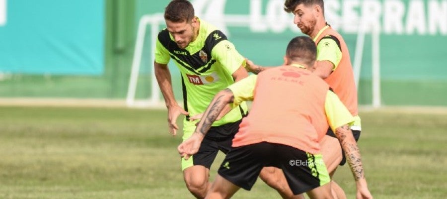 El centrocampista del Elche Manuel Sánchez, ante la presión de sus compañeros Javi Flores e Iván Sánchez. El centrocampista del Elche Manuel Sánchez, ante la presión de sus compañeros Javi Flores e Iván Sánchez.