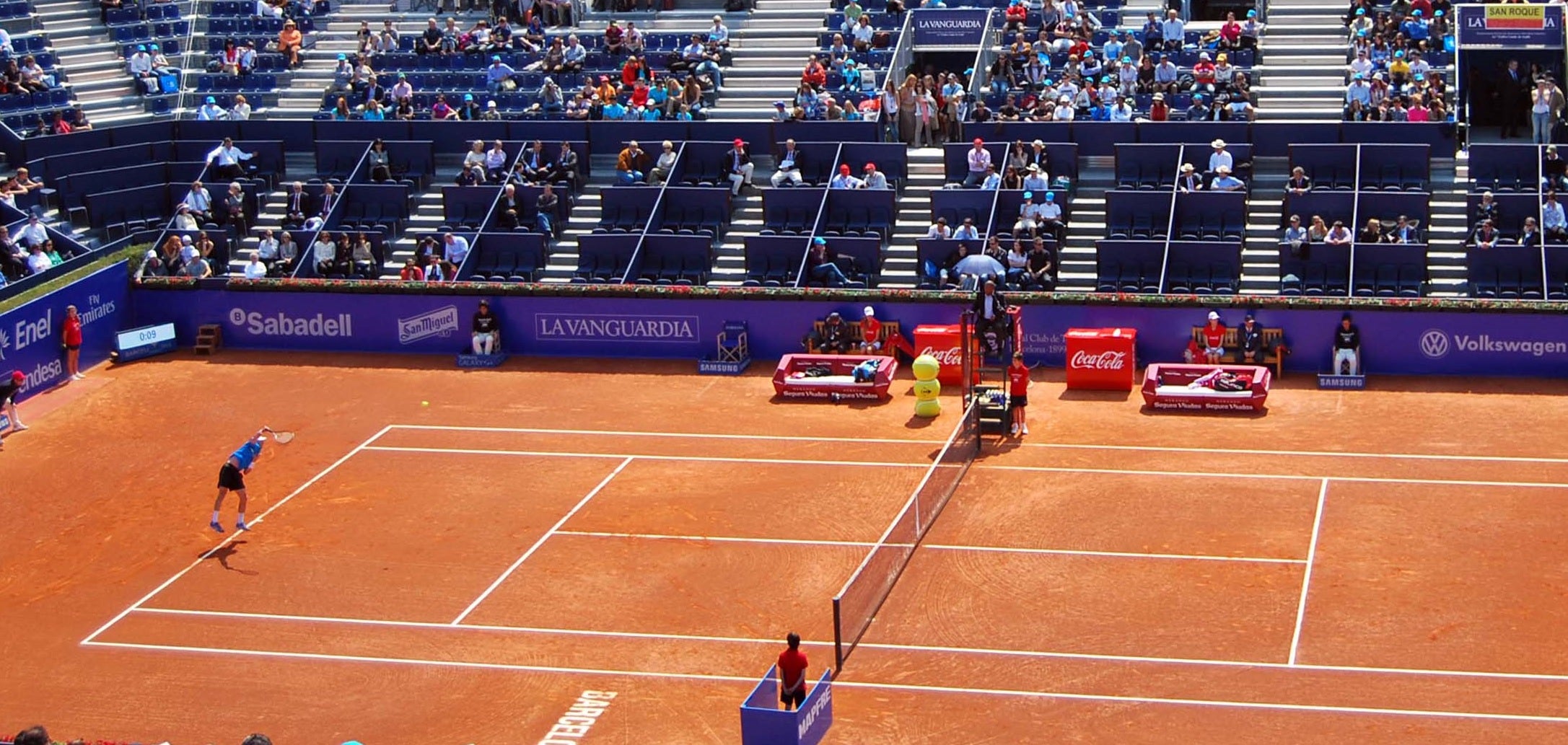 Mesa de redacción: 25.000 euros de multa por el polémico uniforme de las azafatas en el Godó de tenis Mesa de redacción: 25.000 euros de multa por el polémico uniforme de las azafatas en el Godó de tenis