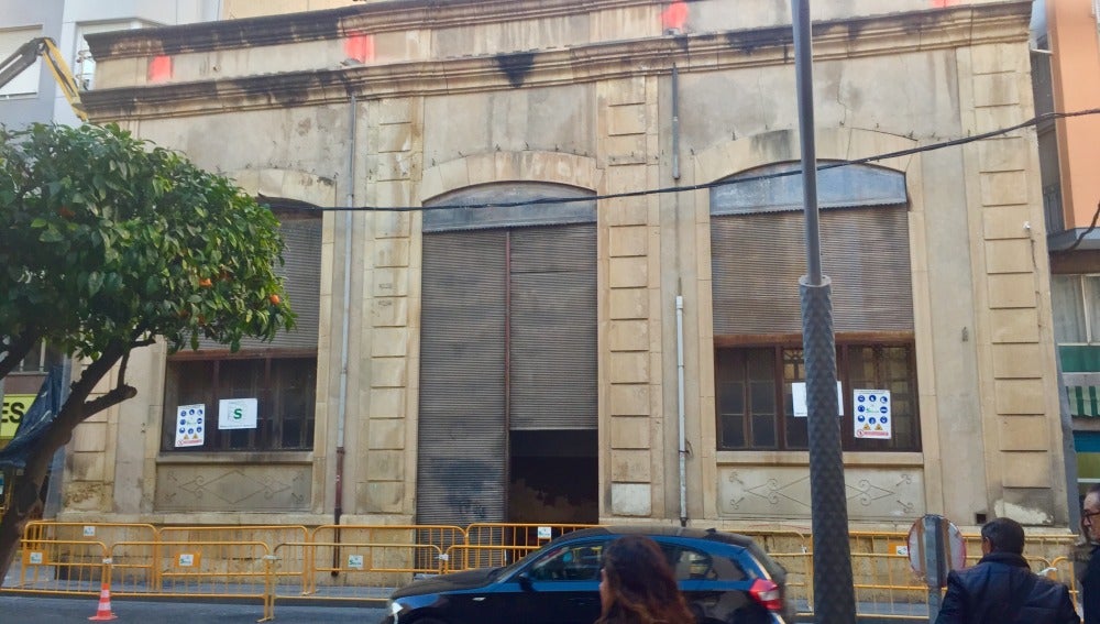 Fachada del antiguo edificio de la sala de ventas de agua de Riegos del Progreso.