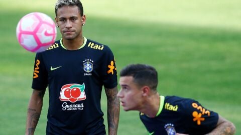 Coutinho y Neymar, en un entrenamiento con la selecci&oacute;n de Brasil