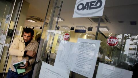 Un ciudadano sale de una oficina de empleo en Atenas (Grecia).