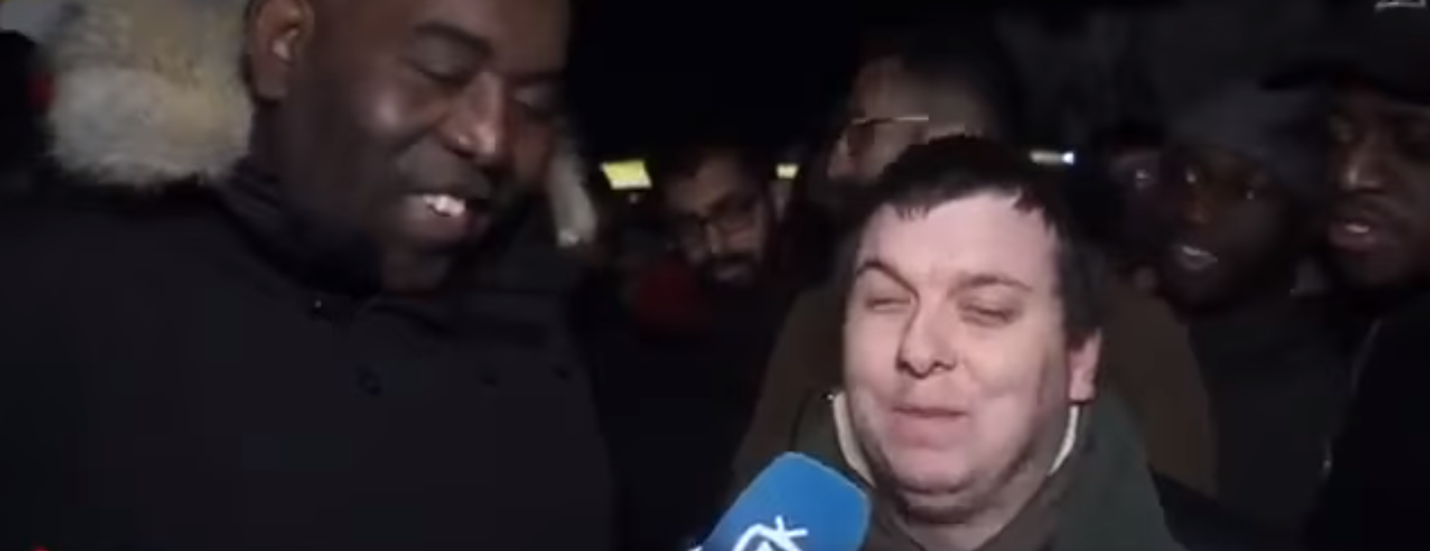 Un aficionado ciego del Arsenal se toma con humor la derrota de su equipo Un aficionado ciego del Arsenal se toma con humor la derrota de su equipo
