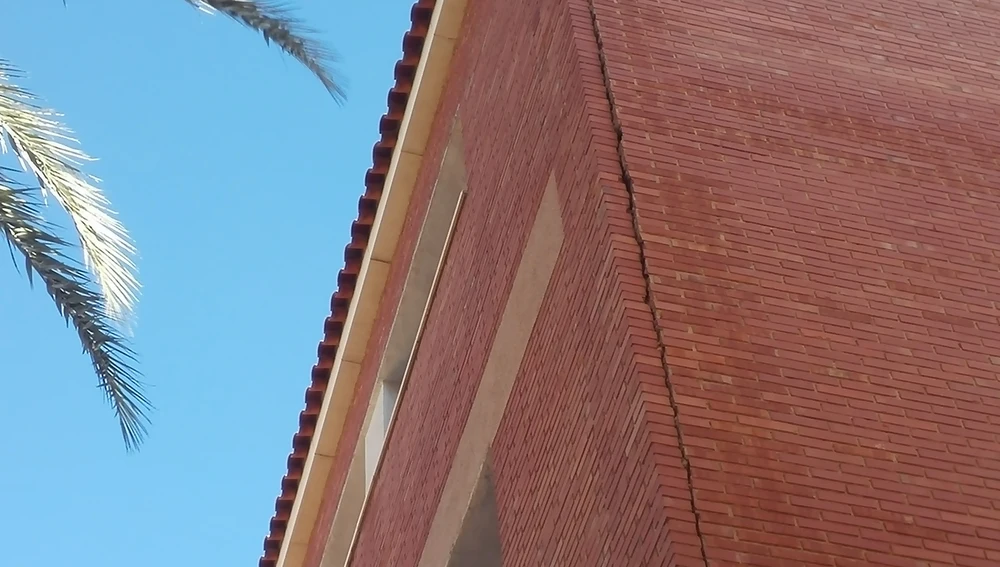 Grieta en la fachada del colegio Jaume I de Elche Grieta en la fachada del colegio Jaume I de Elche