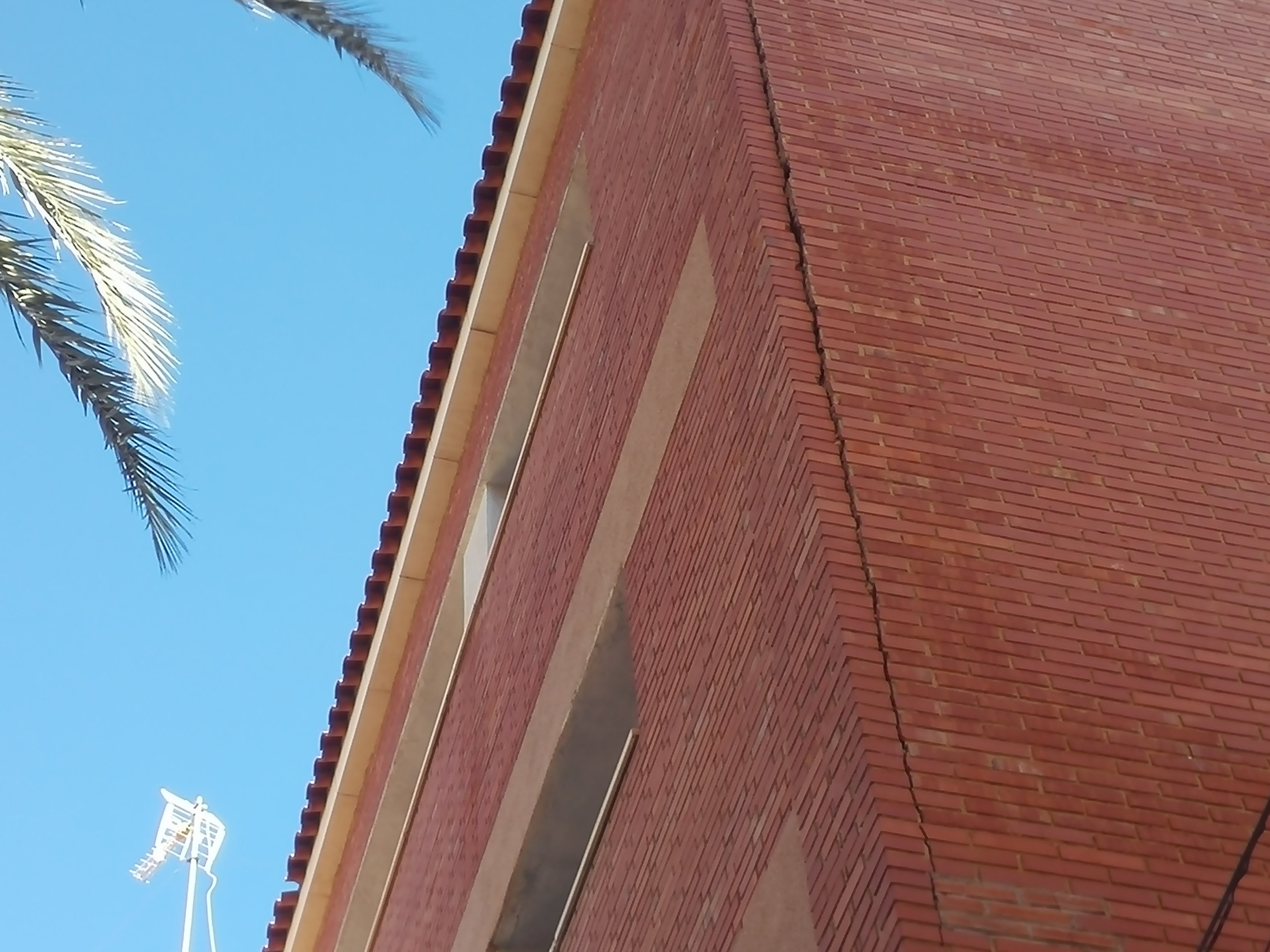 Educación compromete la licitación del arreglo de la fachada del colegio Jaume I de Elche en 20 días Educación compromete la licitación del arreglo de la fachada del colegio Jaume I de Elche en 20 días