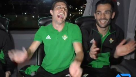 Joaqu&iacute;n, contando un chiste en el autob&uacute;s