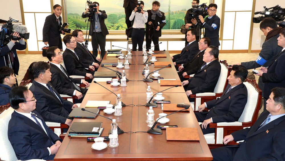 Integrantes de Corea del Norte y Corea del Sur en la reunión