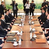 Integrantes de Corea del Norte y Corea del Sur en la reunión