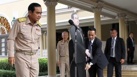 El jefe de la junta militar de Tailandia coloca un "doble" de cart&oacute;n para no responder a la prensa