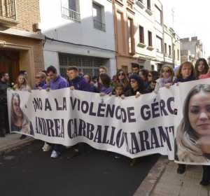 Imatge de la manifestació diumenge en contra de la violència de gènere amb la imatge d´Andrea Carballo encapçalant el recorregut. Imatge de la manifestació diumenge en contra de la violència de gènere amb la imatge d´Andrea Carballo encapçalant el recorregut.