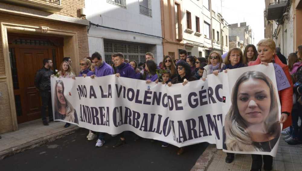 Imatge de la manifestació diumenge en contra de la violència de gènere amb la imatge d´Andrea Carballo encapçalant el recorregut. 
