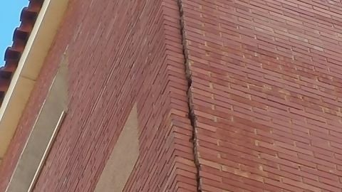 Grieta en la fachada del Colegio P&uacute;blico Jaume I de Elche 