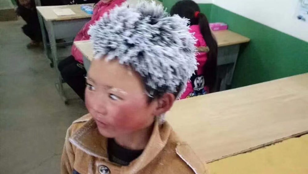 La imagen del niño con el pelo congelado