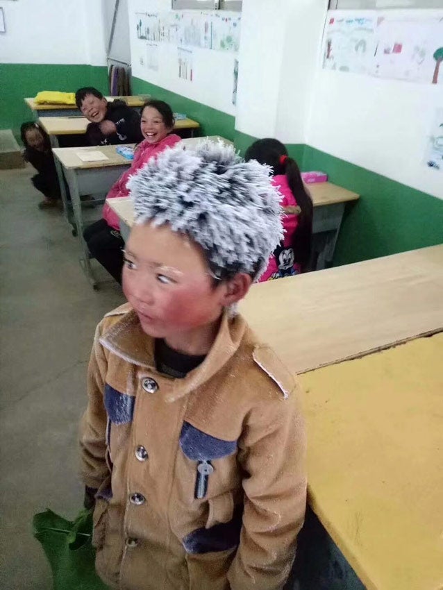Wang, el niño chino que llegó congelado al colegio, ha recibido miles de donaciones, de ropa y de dinero Wang, el niño chino que llegó congelado al colegio, ha recibido miles de donaciones, de ropa y de dinero