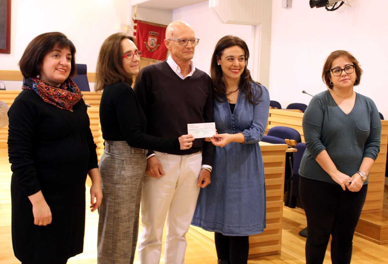 Opañel recibe los 4.000 euros recaudados en la Carrera de la Mujer de C.Real Opañel recibe los 4.000 euros recaudados en la Carrera de la Mujer de C.Real