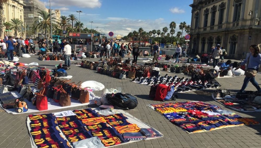 lommelygter skade Kapel Multas de hasta 500 euros para los compradores de top manta en Barcelona |  Onda Cero Radio