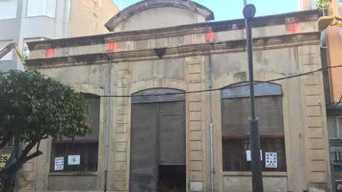 Fachada del edificio de Riegos del Progreso que va a ser derruida Fachada del edificio de Riegos del Progreso que va a ser derruida