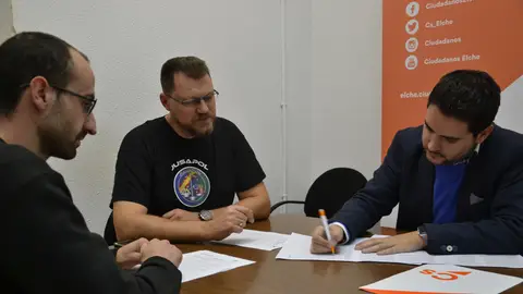 El portavoz de Cs Elche junto a representantes de JUSAPOL El portavoz de Cs Elche junto a representantes de JUSAPOL