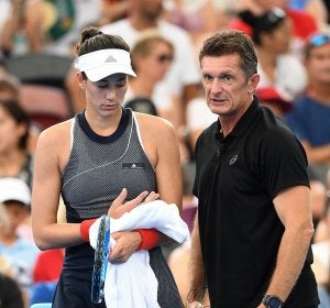 Muguruza, junto a su entrenador en Sídney Muguruza, junto a su entrenador en Sídney