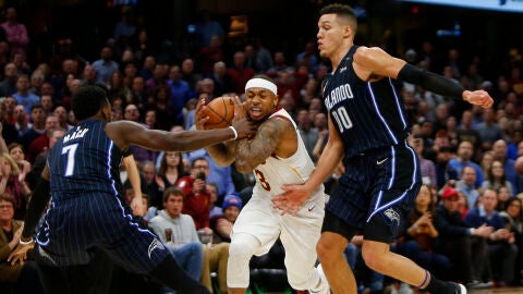 Isaiah Thomas intenta avanzar ante la defensa de los Magic