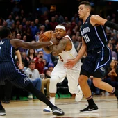 Isaiah Thomas intenta avanzar ante la defensa de los Magic Isaiah Thomas intenta avanzar ante la defensa de los Magic